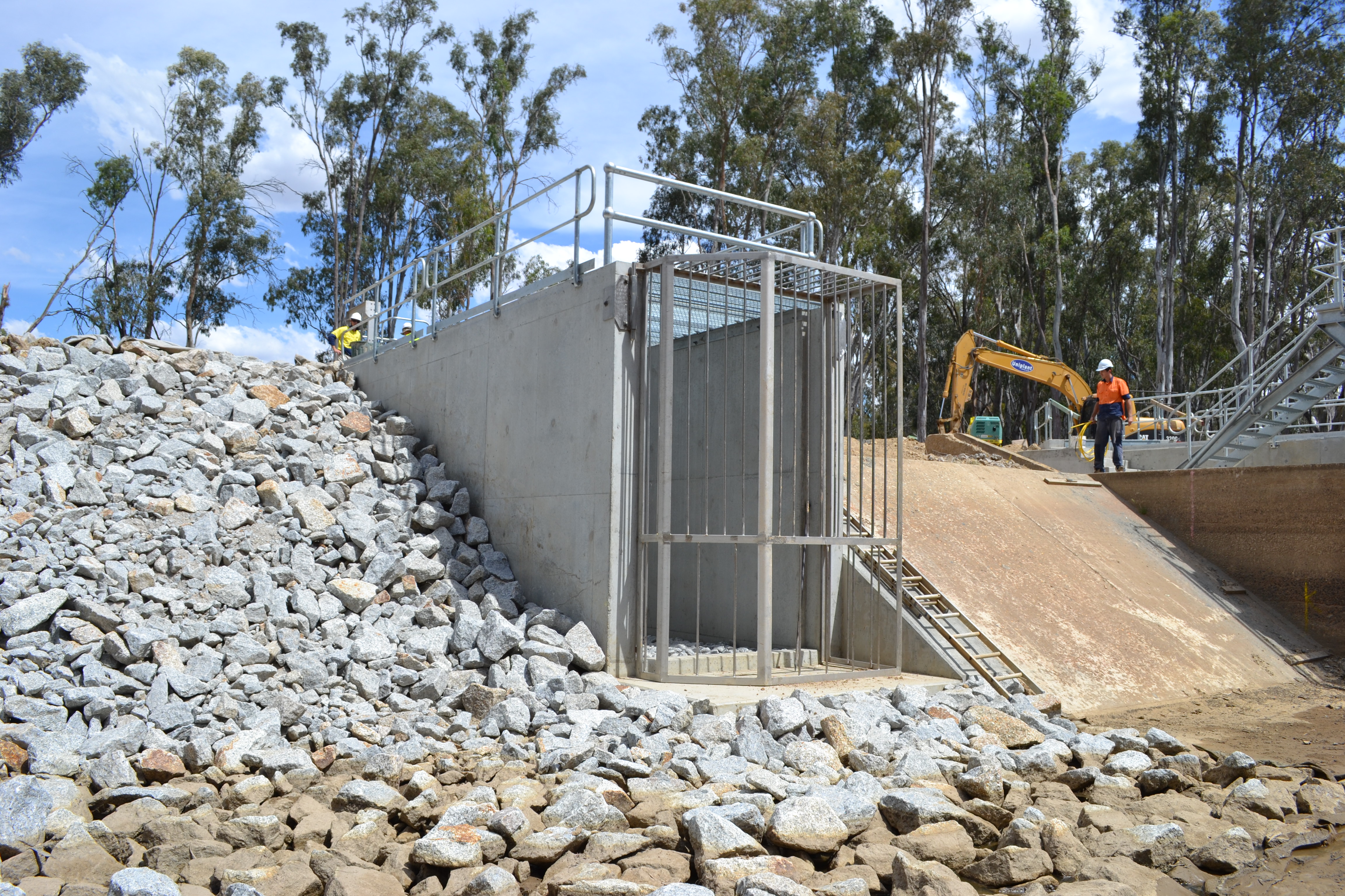 Large trash rack at fishway entrance during construction (Yallakool Creek, New South Wales)
Photo by Ivor Stuart